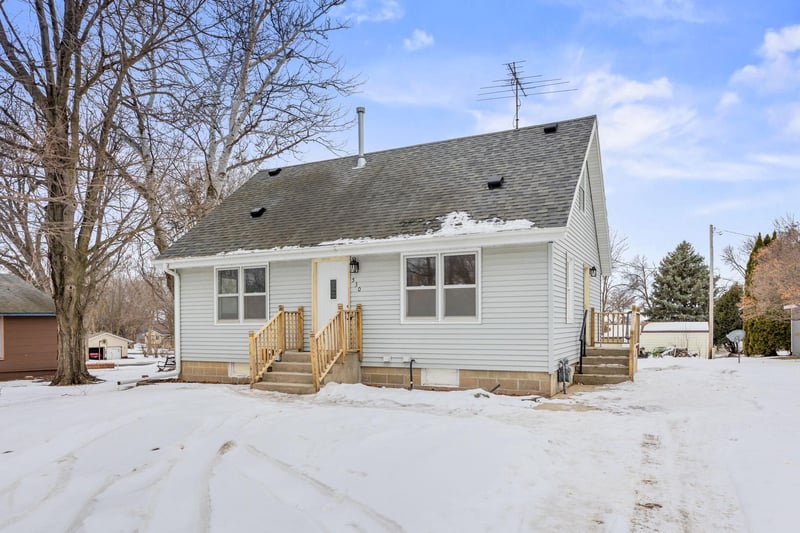 530 4th St N, Winsted, MN 55395