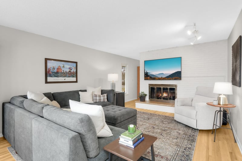 1695 Stanbridge Ave, Roseville, MN 55113
