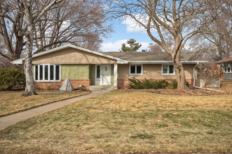 1695 Stanbridge Ave, Roseville, MN 55113
