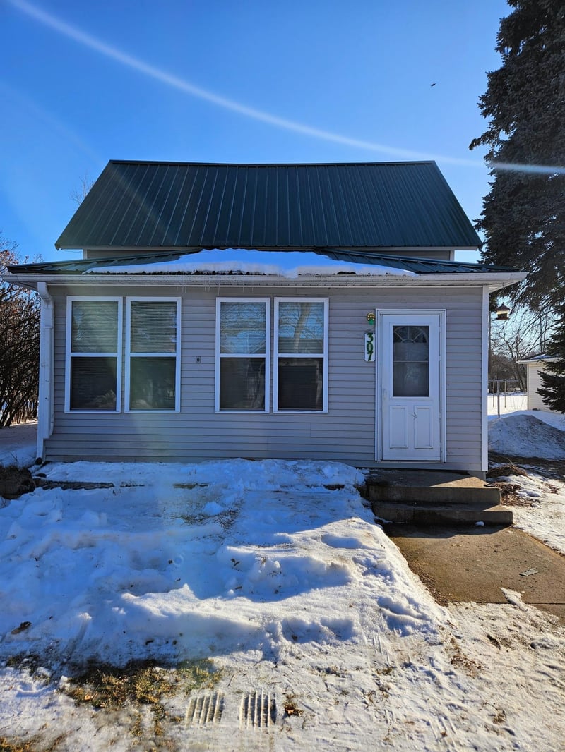 307 Leslie Ave W, Clarissa, MN 56440