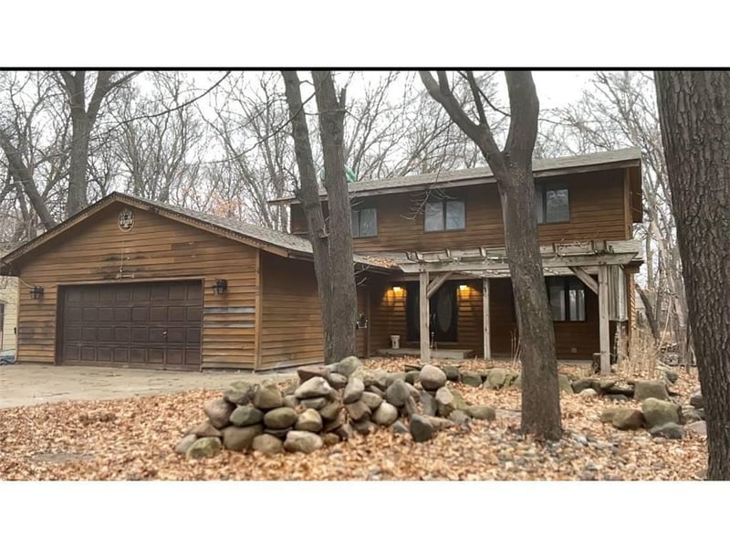 939 Lois Ln, Circle Pines, MN 55014