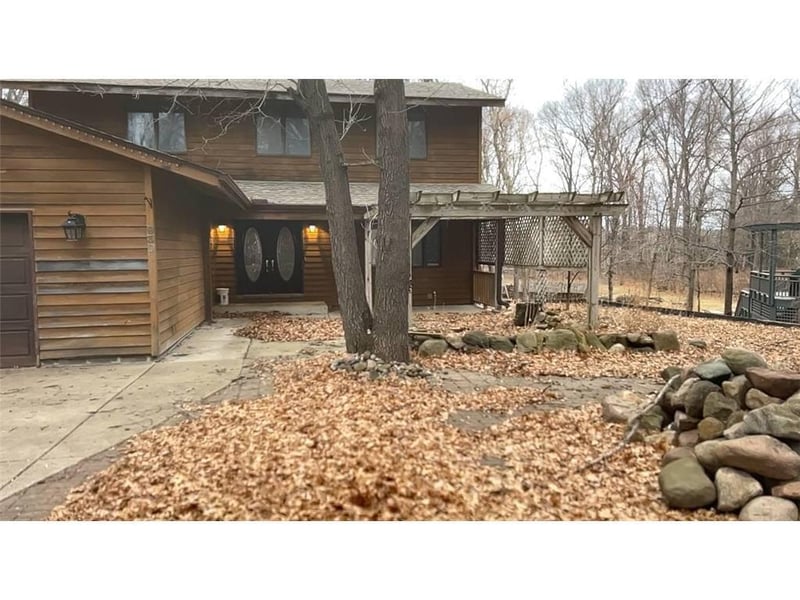 939 Lois Ln, Circle Pines, MN 55014