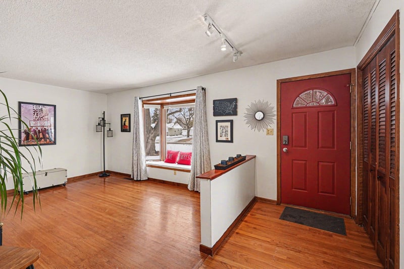 2966 Simpson St, Roseville, MN 55113