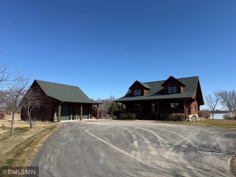 9298 50th St NW, Annandale, MN 55302