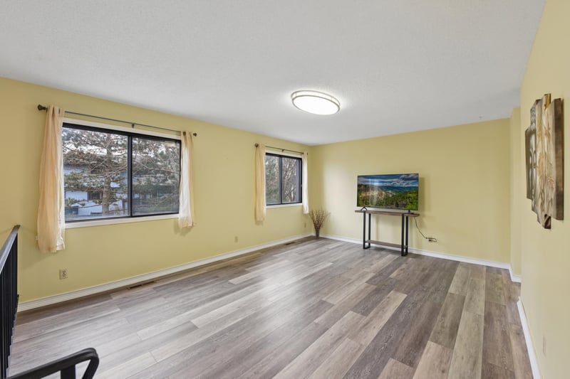 6890 Grenwich Ln N, Oakdale, MN 55128