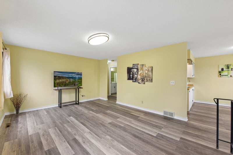 6890 Grenwich Ln N, Oakdale, MN 55128