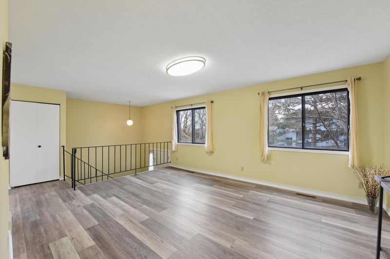 6890 Grenwich Ln N, Oakdale, MN 55128