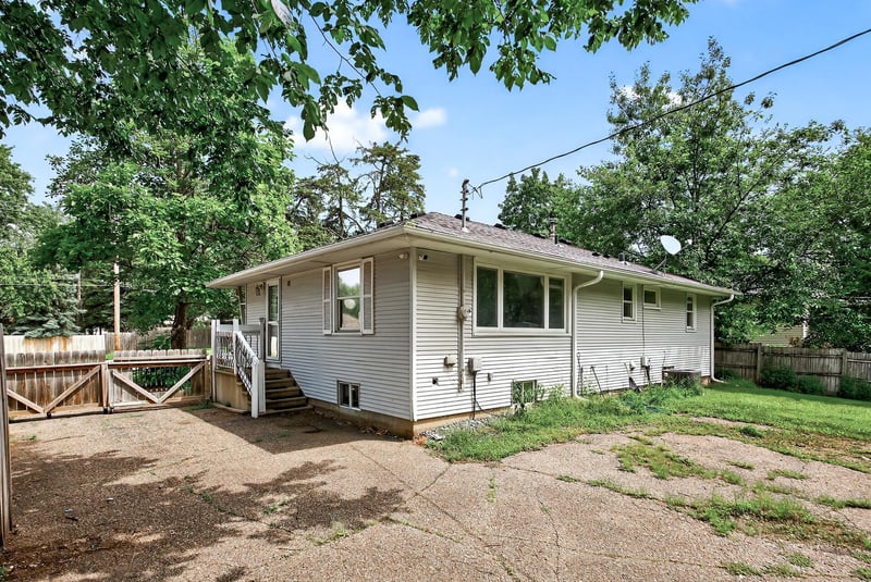 3213 W Old Shakopee Rd, Bloomington, MN 55431