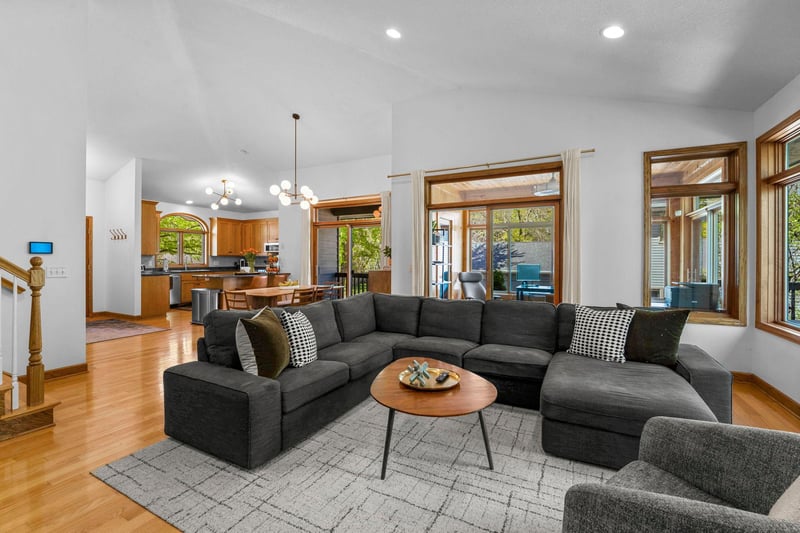 300 Dearborn Ct, Edina, MN 55343