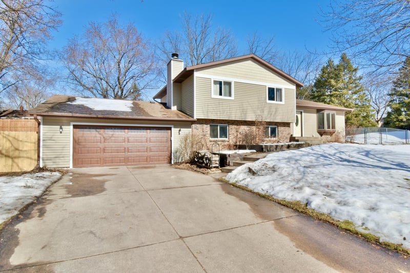1587 Hennessy Vi, White Bear Twp, MN 55110