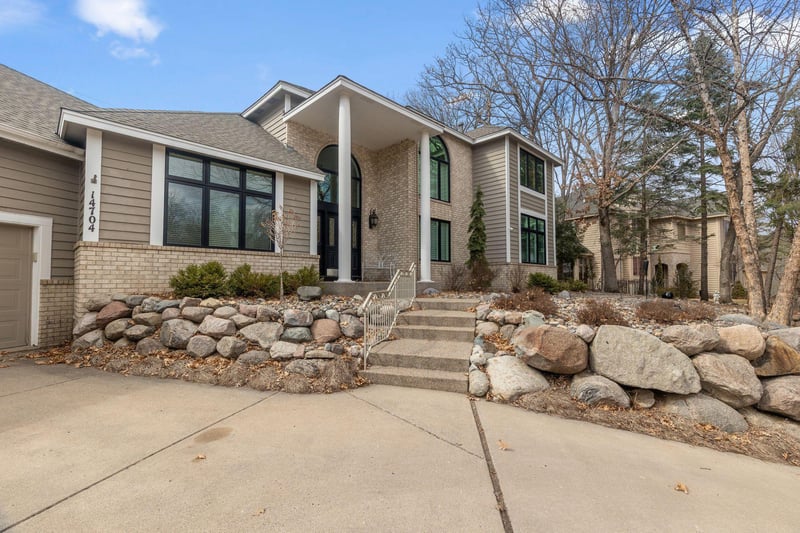 14704 White Oak Dr, Burnsville, MN 55337