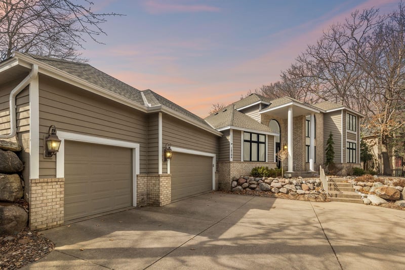14704 White Oak Dr, Burnsville, MN 55337