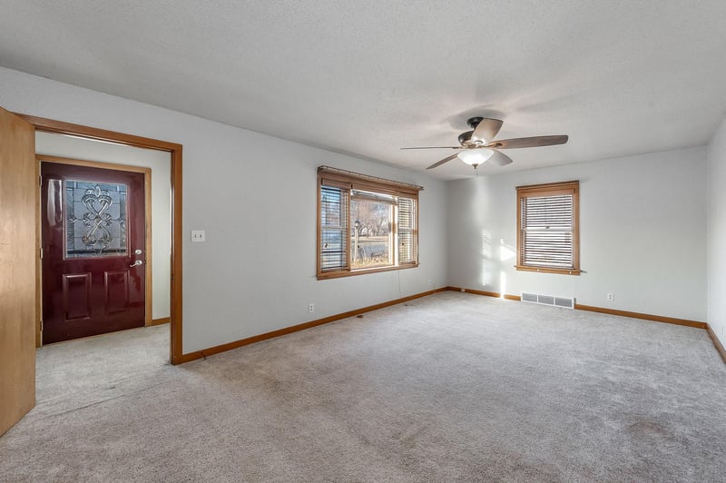 315 E 12th St, Blue Earth, MN 56013