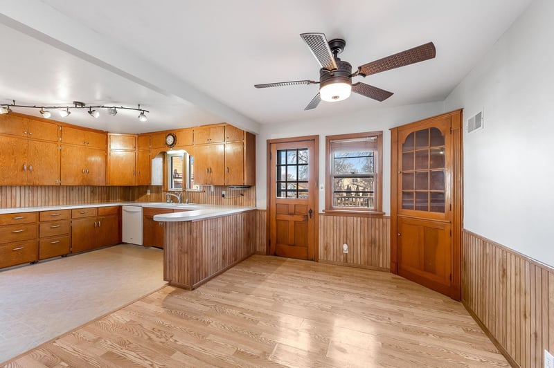 315 E 12th St, Blue Earth, MN 56013