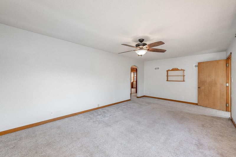 315 E 12th St, Blue Earth, MN 56013