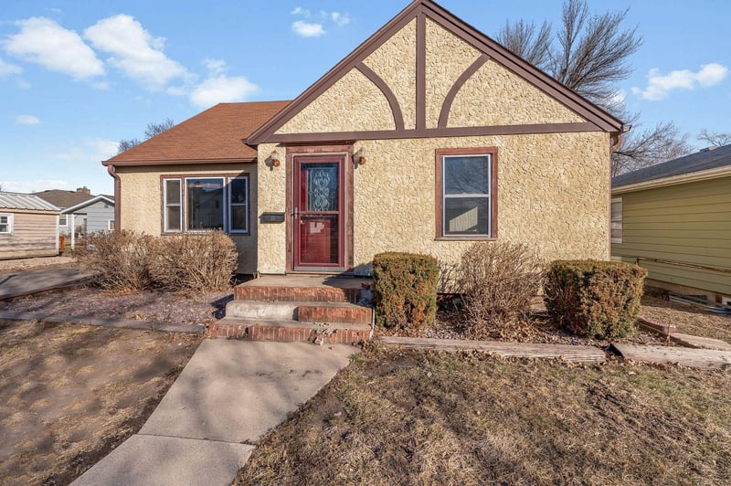315 E 12th St, Blue Earth, MN 56013