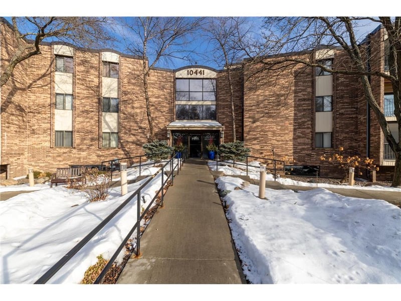10441 Greenbrier Rd #120, Minnetonka, MN 55305