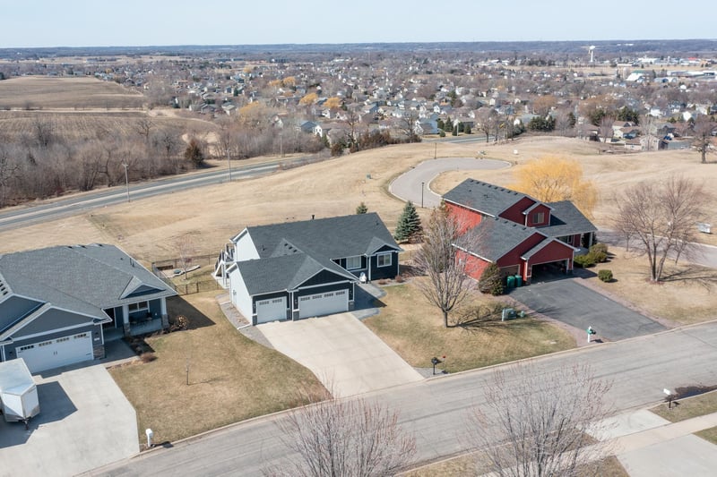 932 Farmers Ridge Trl, Belle Plaine, MN 56011