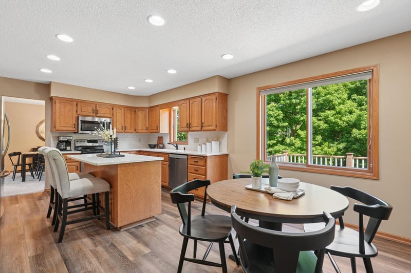 9220 Hillside Trl S, Cottage Grove, MN 55016