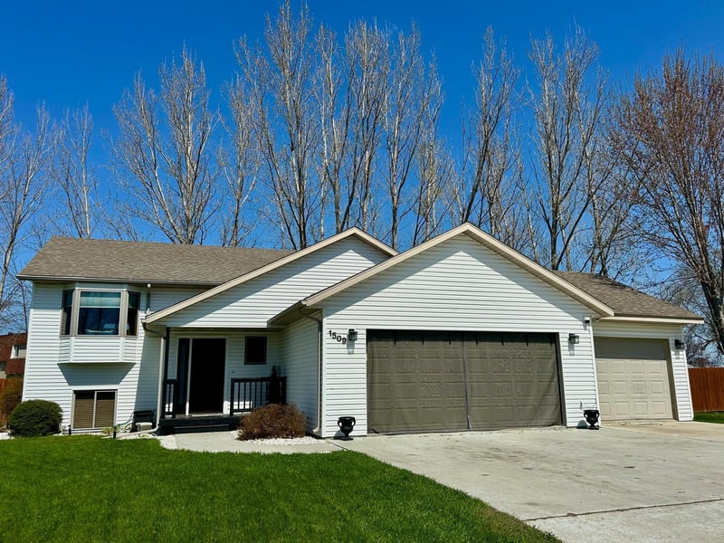 1509 Meadowlark Ct, Thief River Falls, MN 56701