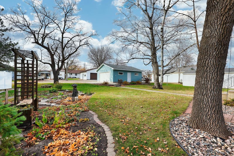 606 S 10th St, Olivia, MN 56277