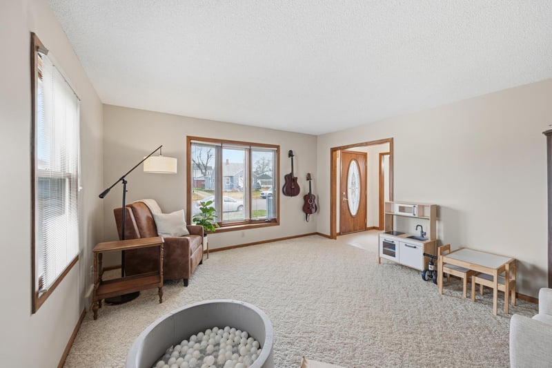 606 S 10th St, Olivia, MN 56277