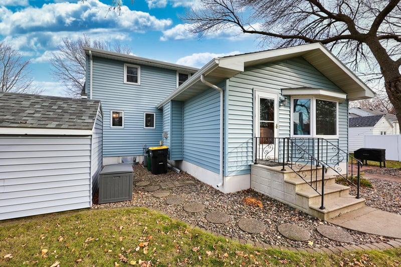 606 S 10th St, Olivia, MN 56277