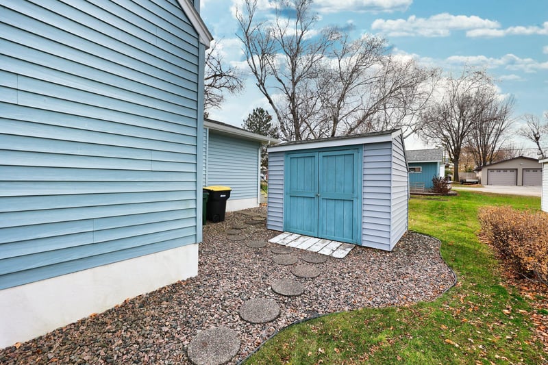 606 S 10th St, Olivia, MN 56277