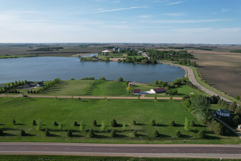 2 Summit Ln, Lake Wilson, MN 56151