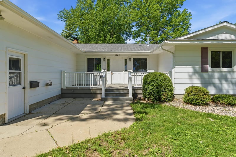1224 S Ramsey St, Blue Earth, MN 56013