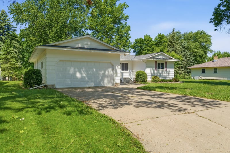 1224 S Ramsey St, Blue Earth, MN 56013