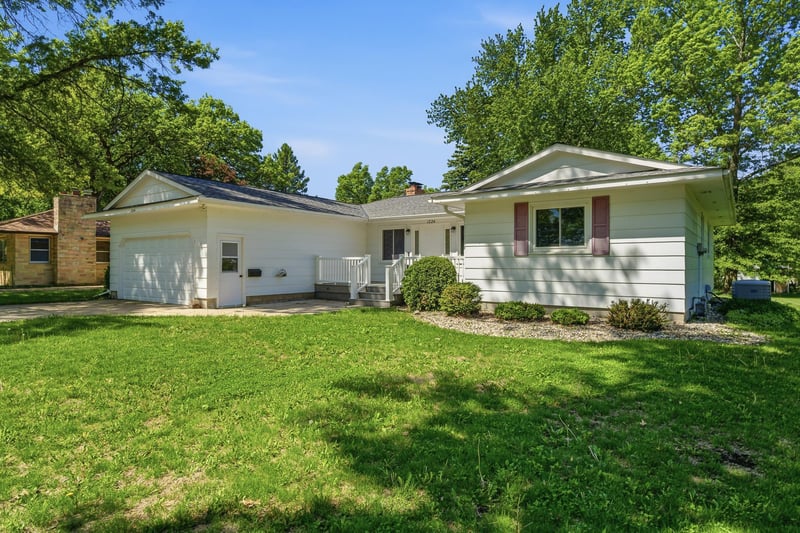 1224 S Ramsey St, Blue Earth, MN 56013
