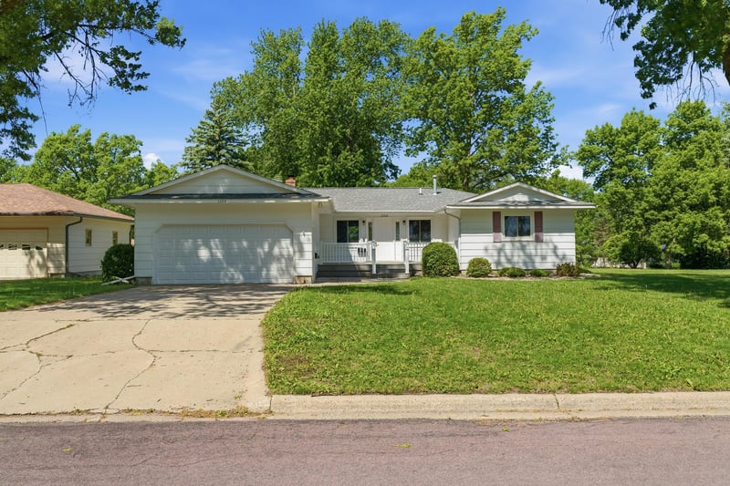 1224 S Ramsey St, Blue Earth, MN 56013
