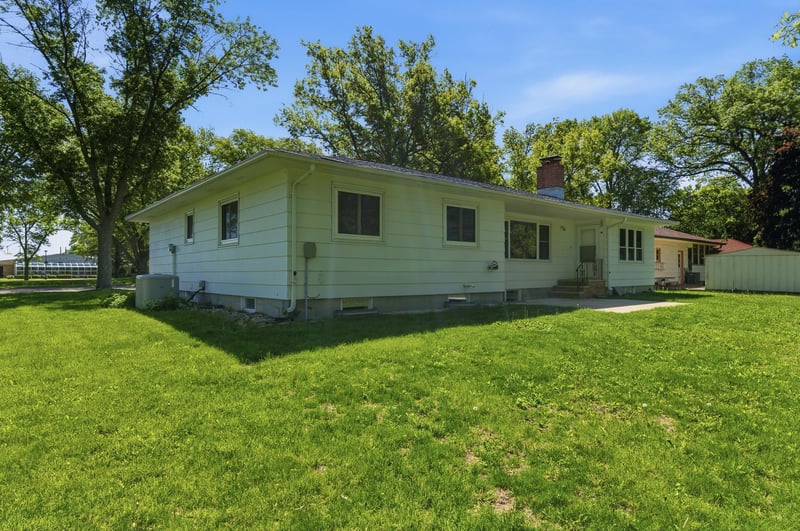 1224 S Ramsey St, Blue Earth, MN 56013