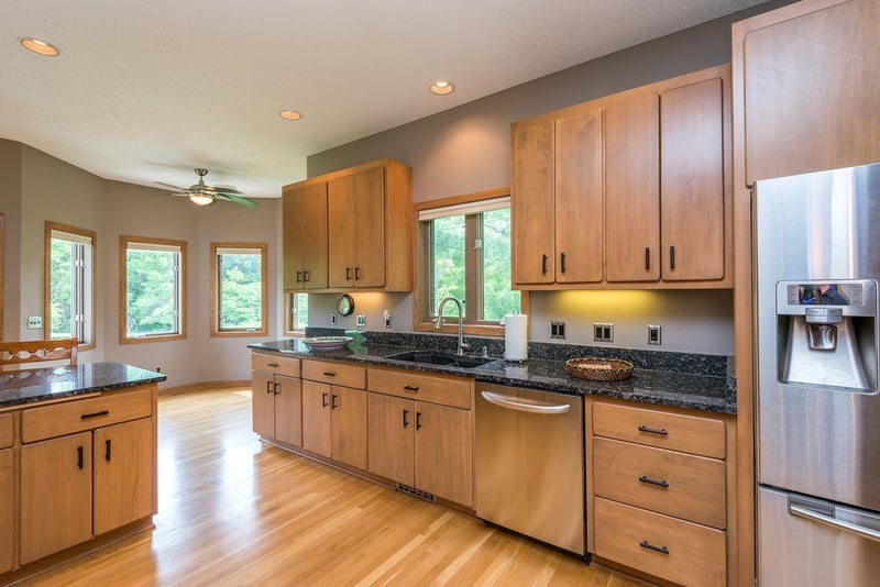 880 Vineland Ct, Chanhassen, MN 55317