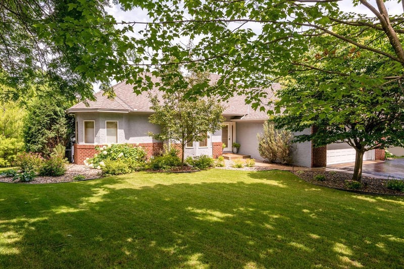 880 Vineland Ct, Chanhassen, MN 55317