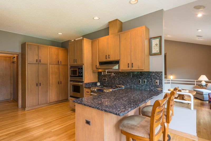 880 Vineland Ct, Chanhassen, MN 55317