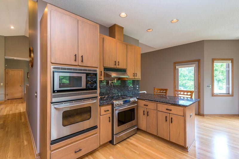 880 Vineland Ct, Chanhassen, MN 55317
