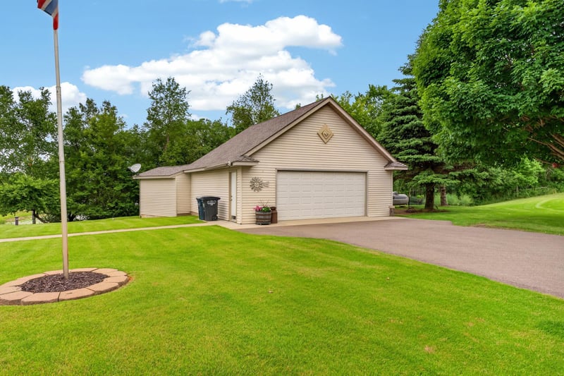 25710 Oakman Ave, Lindstrom, MN 55045