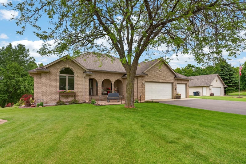 25710 Oakman Ave, Lindstrom, MN 55045
