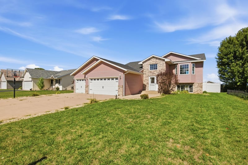 716 Ochotto Lake Dr, Avon, MN 56310