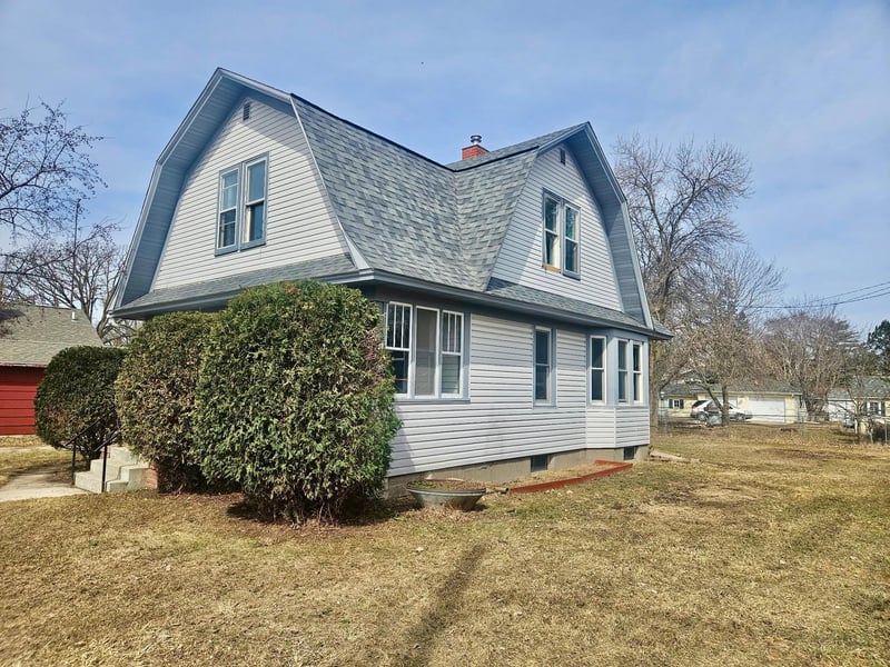 16 W Park St, New York Mills, MN 56567
