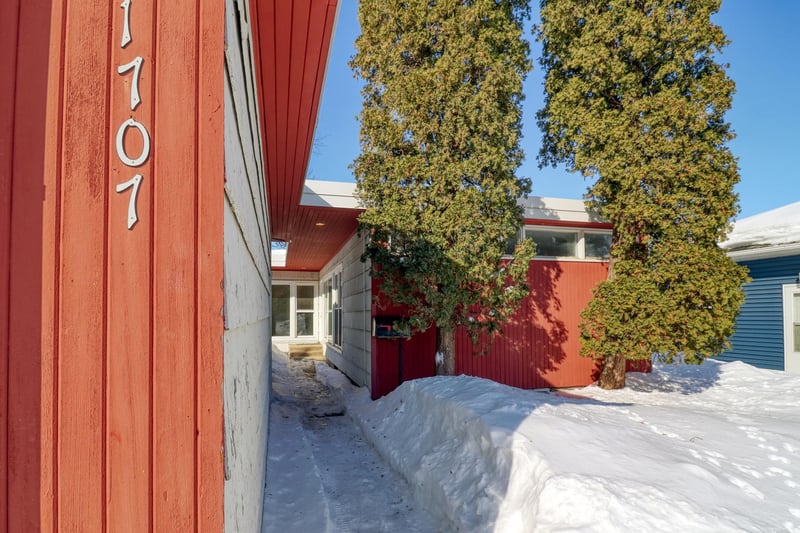 1707 6th St S, Moorhead, MN 56560