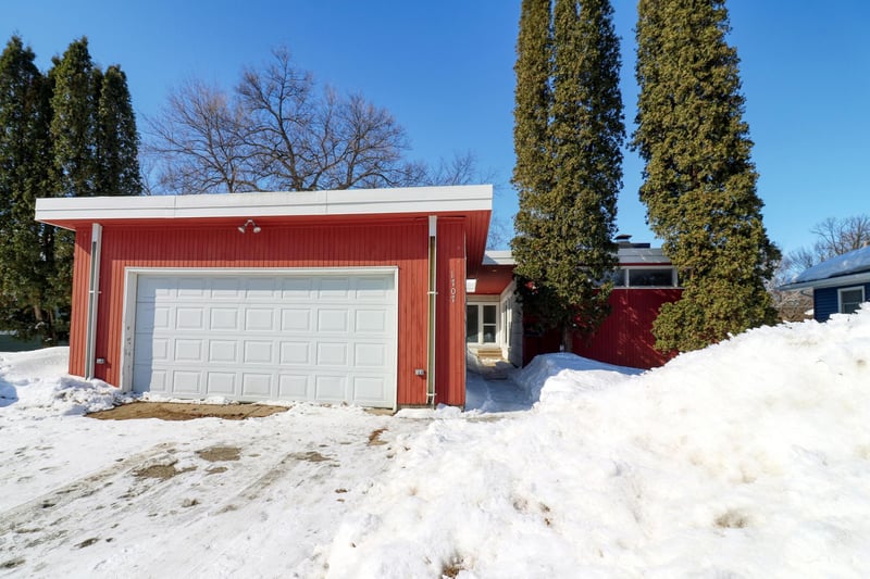 1707 6th St S, Moorhead, MN 56560