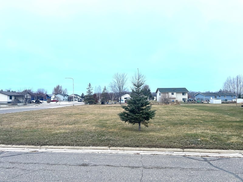 405 Dale Ave SW, Warroad, MN 56763