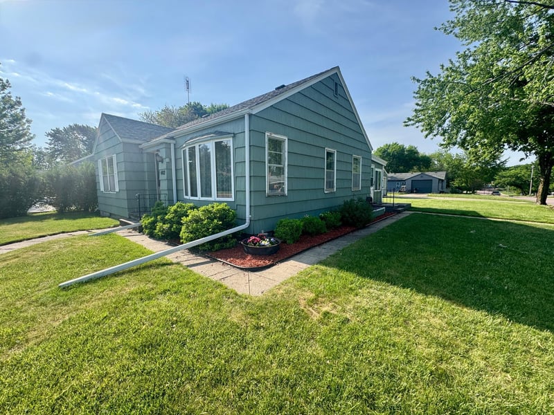 402 E Walnut St, Redwood Falls, MN 56283