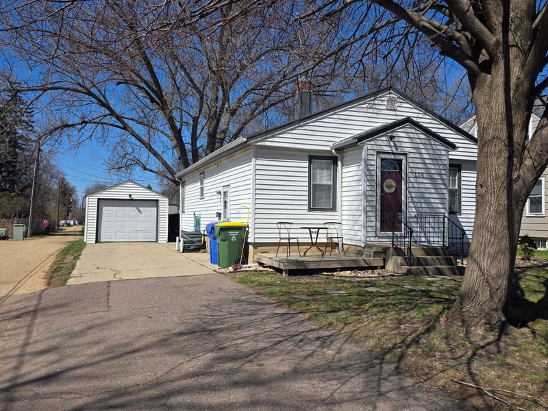 106 8th Ave SW, Pipestone, MN 56164