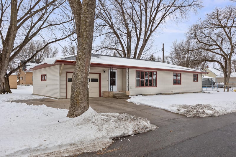 111 George Ave E, Winsted, MN 55395