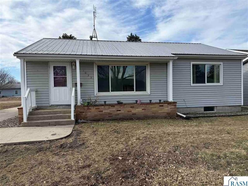 1023 8th St N, Saint James, MN 56081