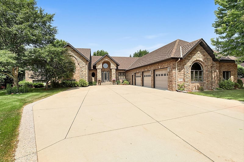 2177 Mill Pond Dr, Saint Cloud, MN 56303